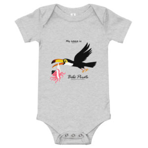 Boby bébé gris chiné de la marque My name is avec un toucan portant un bébé poulpe pirate : version tropicale de la cigogne alsacienne