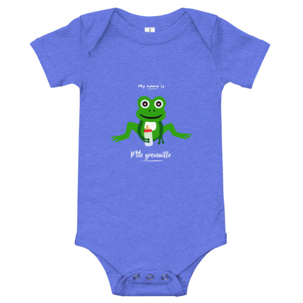 Body bébé en coton de couleur bleu chiné de la marque grenobloise My name is avec une grenouille toute jeune avec son biberon pour grandir & se transformer en prince charmant