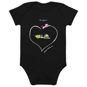 Body bébé en coton bio de couleur noire de la marque My name is avec un escargot faisant une trace de bave en forme de cœur autour d'une salade & d'une escargote